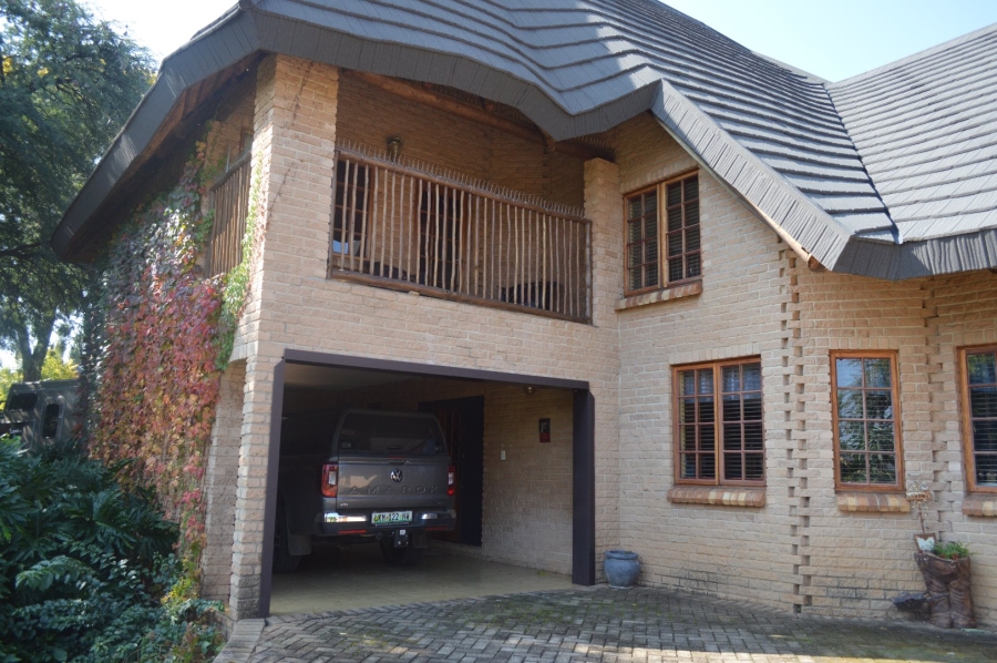5 Bedroom Property for Sale in Wilkoppies North West